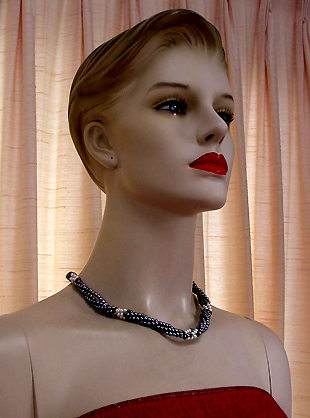 a beautiful vintage costume jewelry necklace unsigned