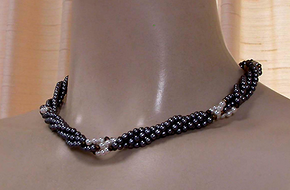 a beautiful vintage costume jewelry necklace unsigned