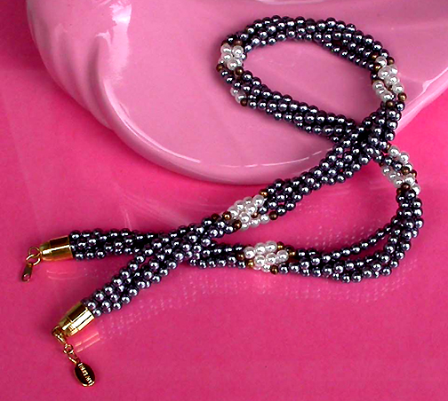 a beautiful vintage costume jewelry necklace unsigned