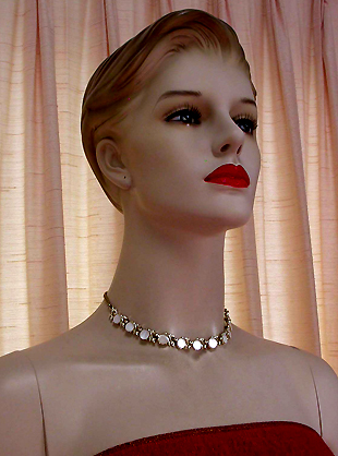 a beautiful vintage costume jewelry necklace unsigned