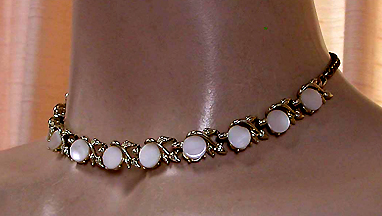 a beautiful vintage costume jewelry necklace unsigned