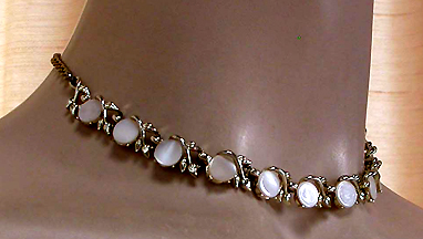 a beautiful vintage costume jewelry necklace unsigned