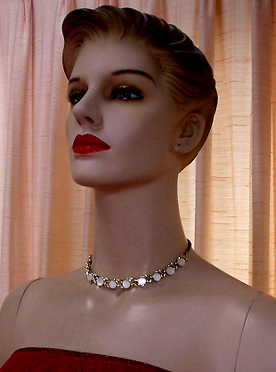 a beautiful vintage costume jewelry necklace unsigned