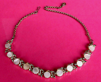 a beautiful vintage costume jewelry necklace unsigned