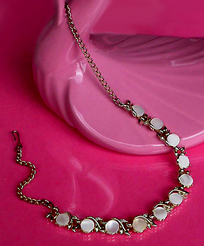 a beautiful vintage costume jewelry necklace unsigned