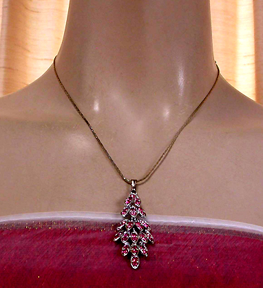 a beautiful vintage costume jewelry necklace unsigned