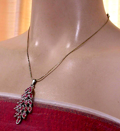 a beautiful vintage costume jewelry necklace unsigned