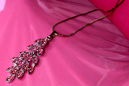 a beautiful vintage costume jewelry necklace unsigned