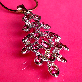 a beautiful vintage costume jewelry necklace unsigned