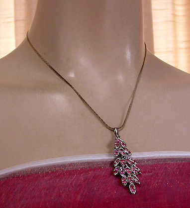 a beautiful vintage costume jewelry necklace unsigned