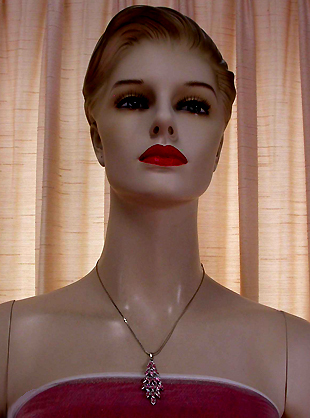 a beautiful vintage costume jewelry necklace unsigned