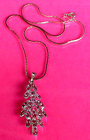 a beautiful vintage costume jewelry necklace unsigned