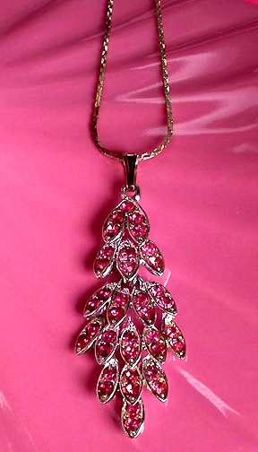 a beautiful vintage costume jewelry necklace unsigned