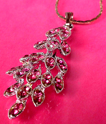 a beautiful vintage costume jewelry necklace unsigned