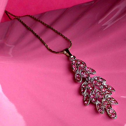a beautiful vintage costume jewelry necklace unsigned