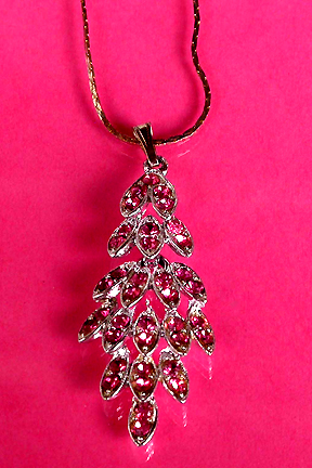 a beautiful vintage costume jewelry necklace unsigned