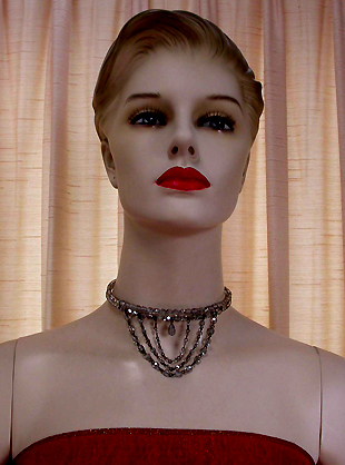 a beautiful vintage costume jewelry necklace unsigned