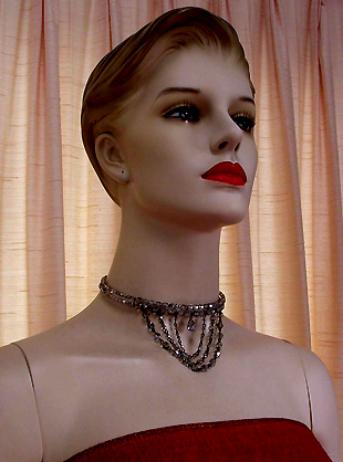 a beautiful vintage costume jewelry necklace unsigned