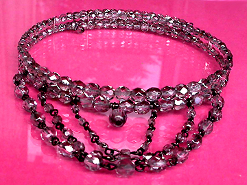 a beautiful vintage costume jewelry necklace unsigned