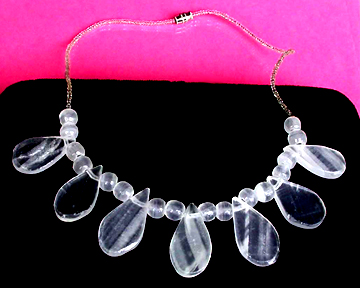 a beautiful vintage costume jewelry necklace unsigned