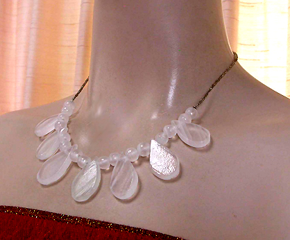a beautiful vintage costume jewelry necklace unsigned