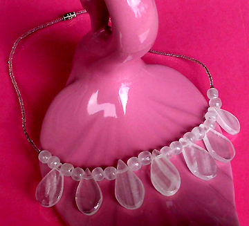 a beautiful vintage costume jewelry necklace unsigned
