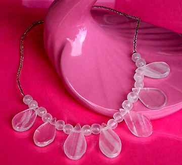 a beautiful vintage costume jewelry necklace unsigned