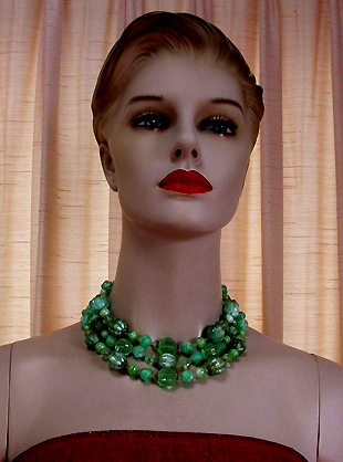 a beautiful vintage costume jewelry necklace unsigned