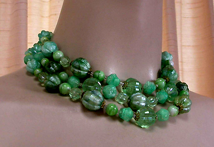 a beautiful vintage costume jewelry necklace unsigned