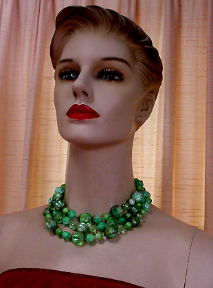 a beautiful vintage costume jewelry necklace unsigned