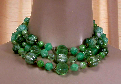 a beautiful vintage costume jewelry necklace unsigned
