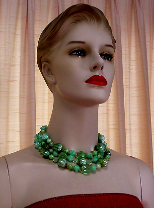 a beautiful vintage costume jewelry necklace unsigned