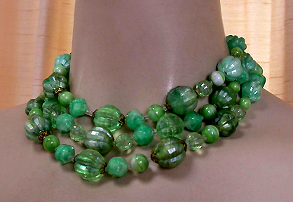a beautiful vintage costume jewelry necklace unsigned