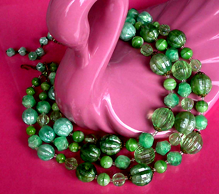 a beautiful vintage costume jewelry necklace unsigned