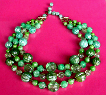a beautiful vintage costume jewelry necklace unsigned