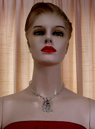 a beautiful vintage costume jewelry necklace unsigned