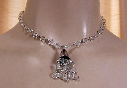 a beautiful vintage costume jewelry necklace unsigned