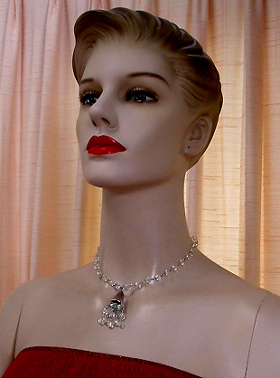 a beautiful vintage costume jewelry necklace unsigned