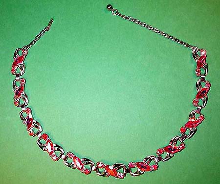 a beautiful vintage costume jewelry necklace unsigned