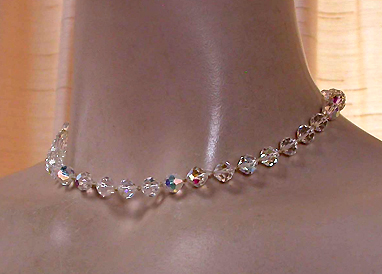 a beautiful vintage costume jewelry necklace unsigned