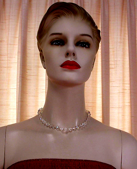 a beautiful vintage costume jewelry necklace unsigned