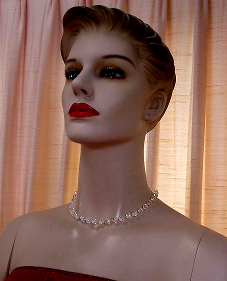 a beautiful vintage costume jewelry necklace unsigned
