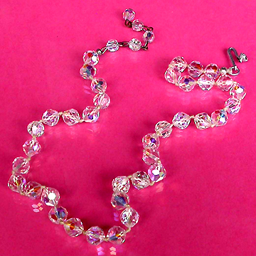 a beautiful vintage costume jewelry necklace unsigned