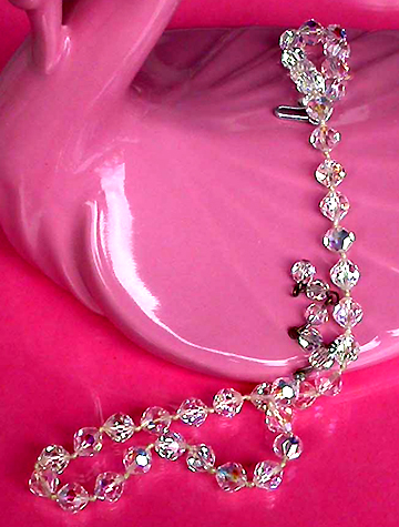 a beautiful vintage costume jewelry necklace unsigned