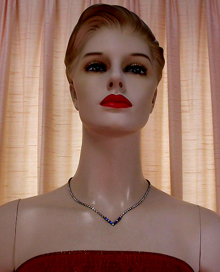a beautiful vintage costume jewelry necklace unsigned