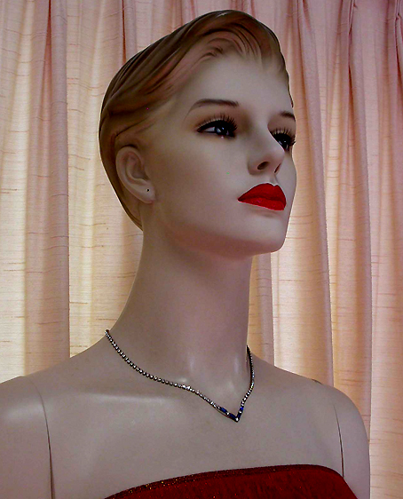 a beautiful vintage costume jewelry necklace unsigned