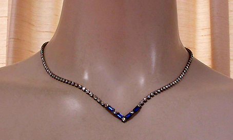 a beautiful vintage costume jewelry necklace unsigned
