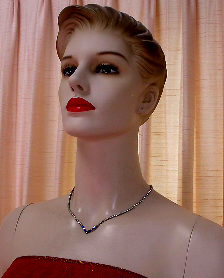 a beautiful vintage costume jewelry necklace unsigned