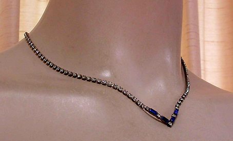 a beautiful vintage costume jewelry necklace unsigned