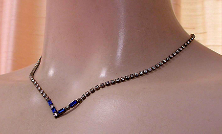 a beautiful vintage costume jewelry necklace unsigned